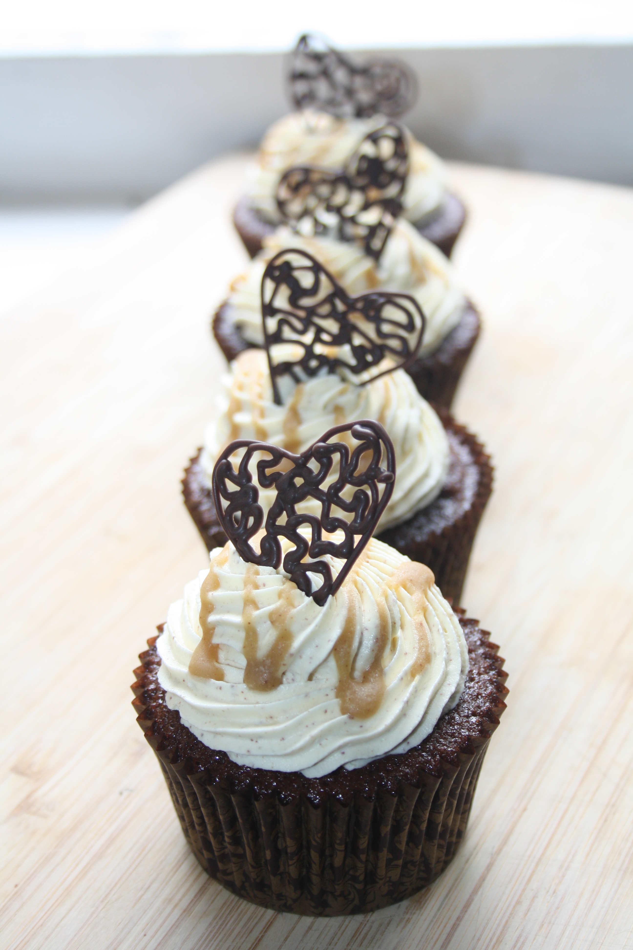 Chocolate Caramel Cupcakes with Brown Butter Icing and Filigree Hearts | Torte - The Blog